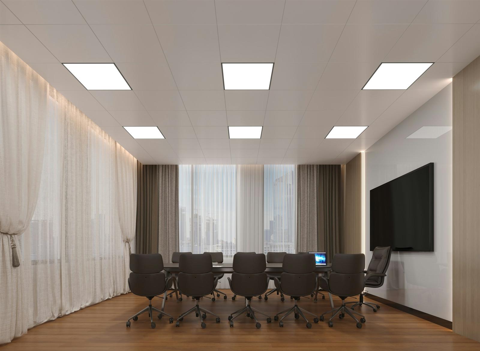 Sala de reuniones luminosa con una mesa larga.